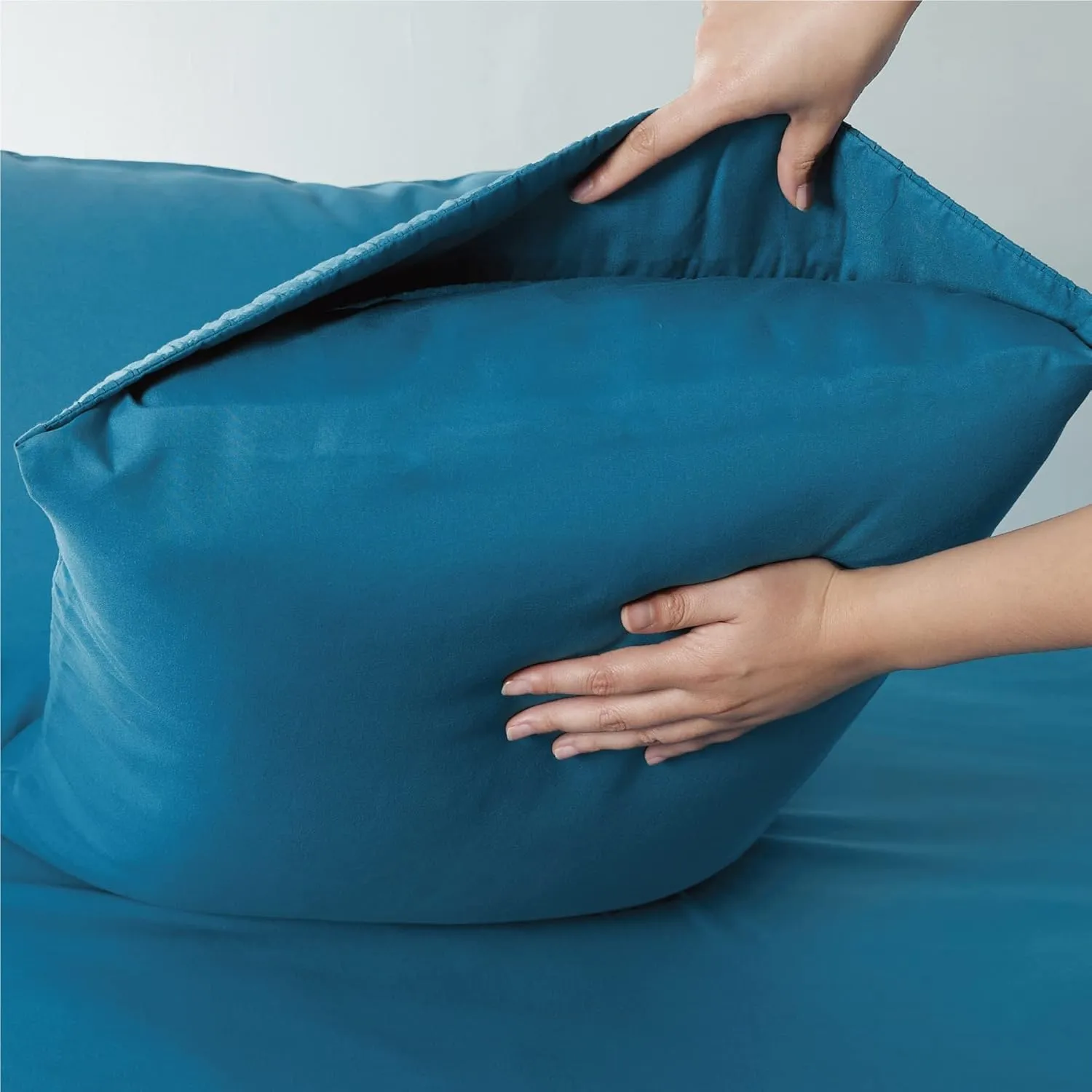 Bedsure Queen Sheet Set - 4 Pieces Soft Queen Size Sheets - Breathable & Cooling - Hotel Luxury - Easy Care Polyester Microfiber Bedding for Women, Men, Teal Blue