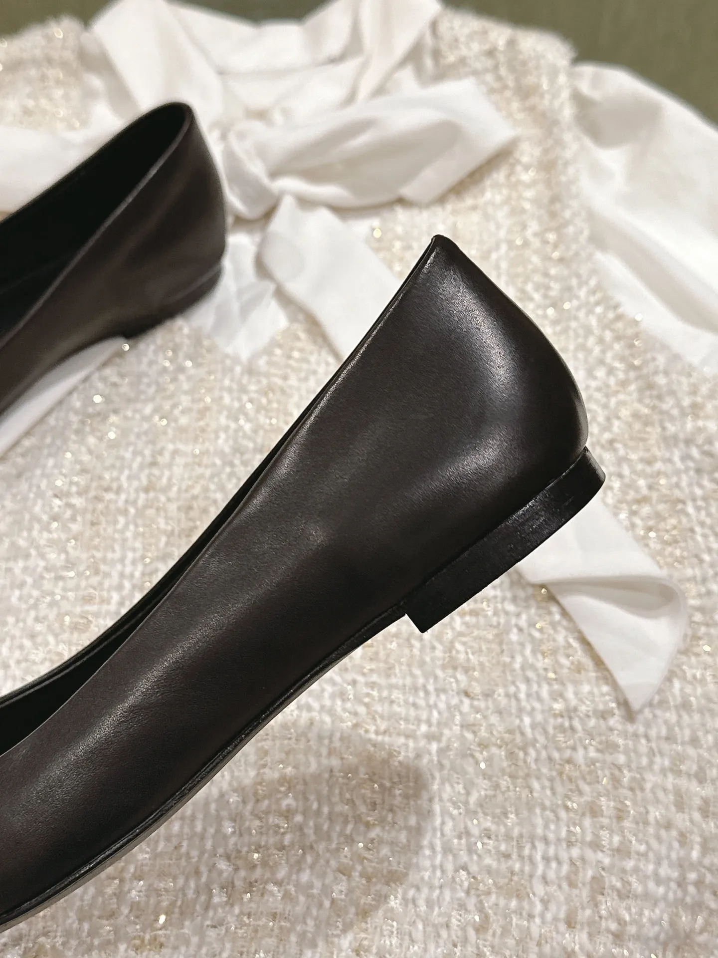 POINTED BB GOLD BUCKLE BALLET FLAT IN BLACK SMOOTH LAMBSKIN