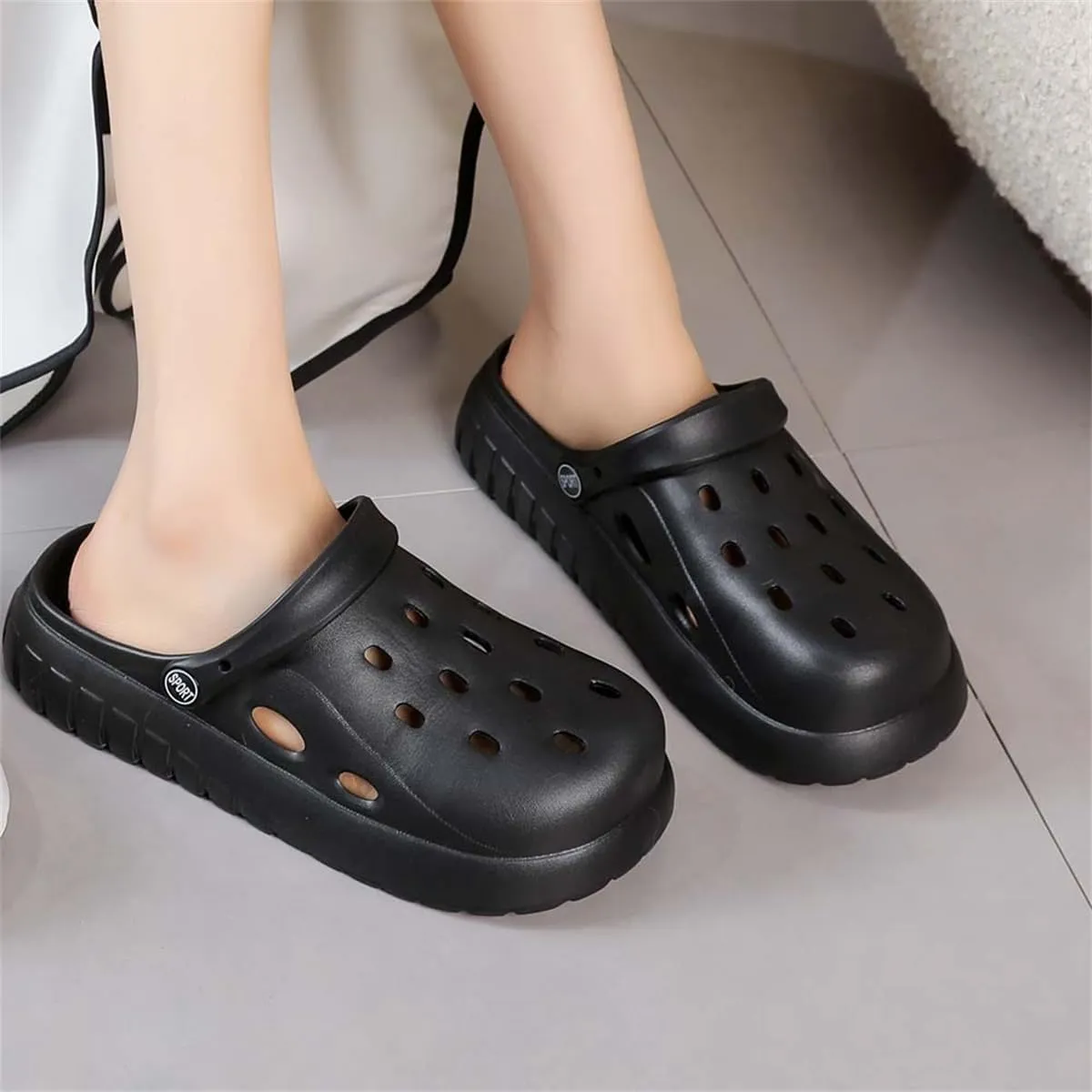 Soft Sole Ladies Clogs Comfortable Gardening Shoes EVA Outdoor Slip On Non Slip Beach Covered Slip On Sandals