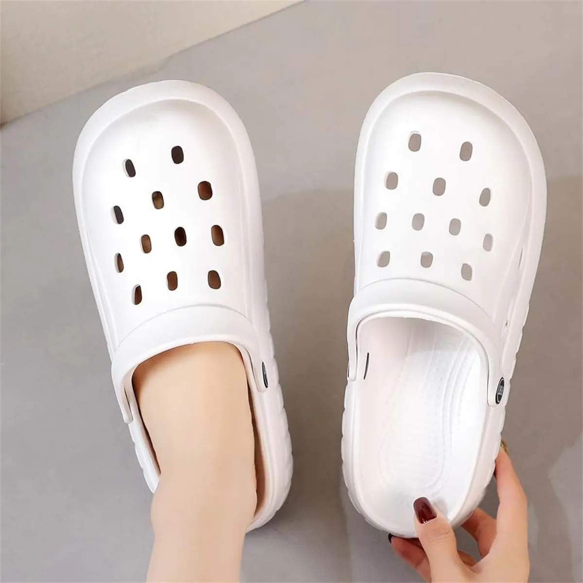 Soft Sole Ladies Clogs Comfortable Gardening Shoes EVA Outdoor Slip On Non Slip Beach Covered Slip On Sandals